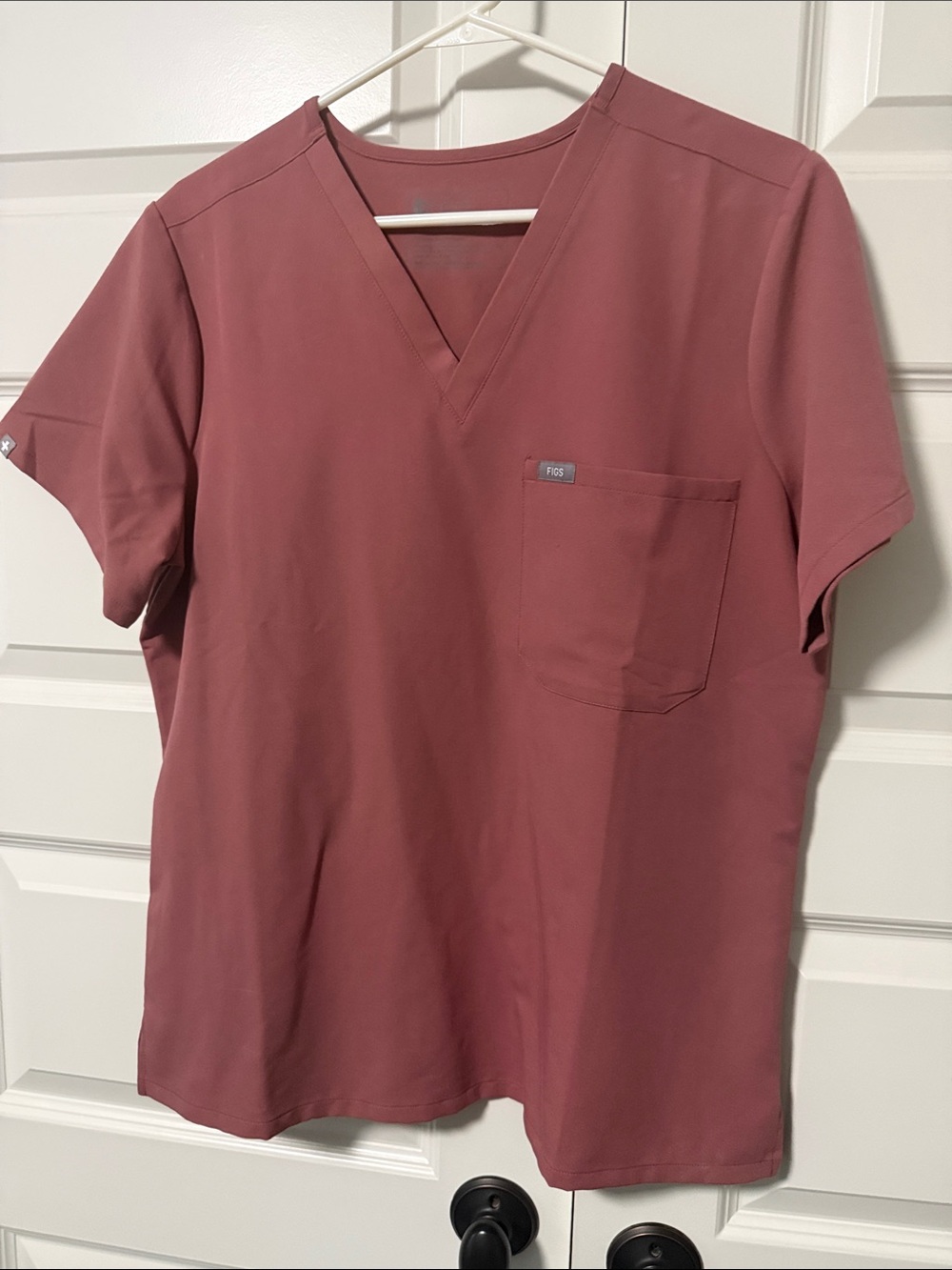 Figs women’s V-Neck Top in Mauve